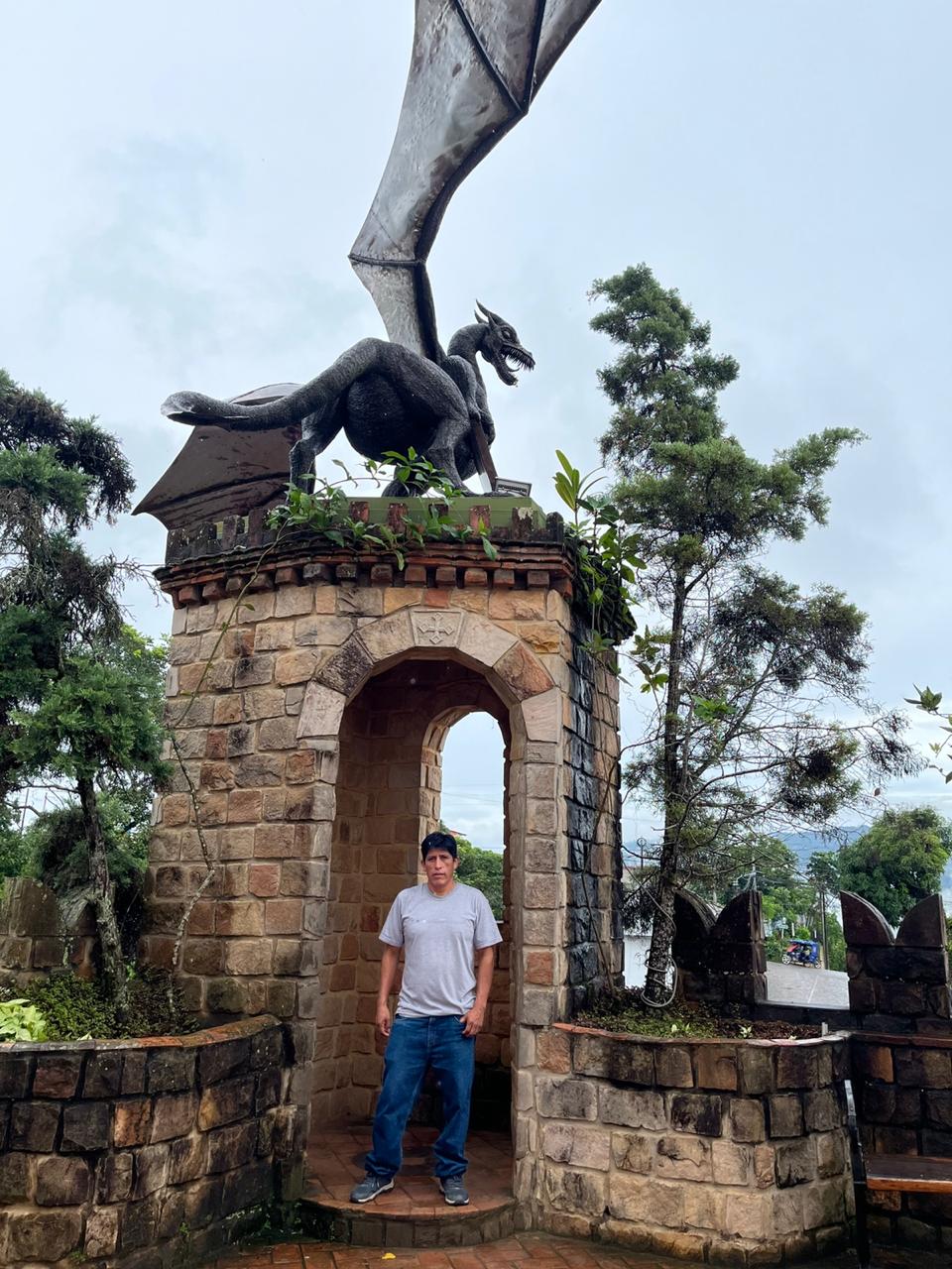 Hipólito bajo un arco de piedra coronado por un dragón