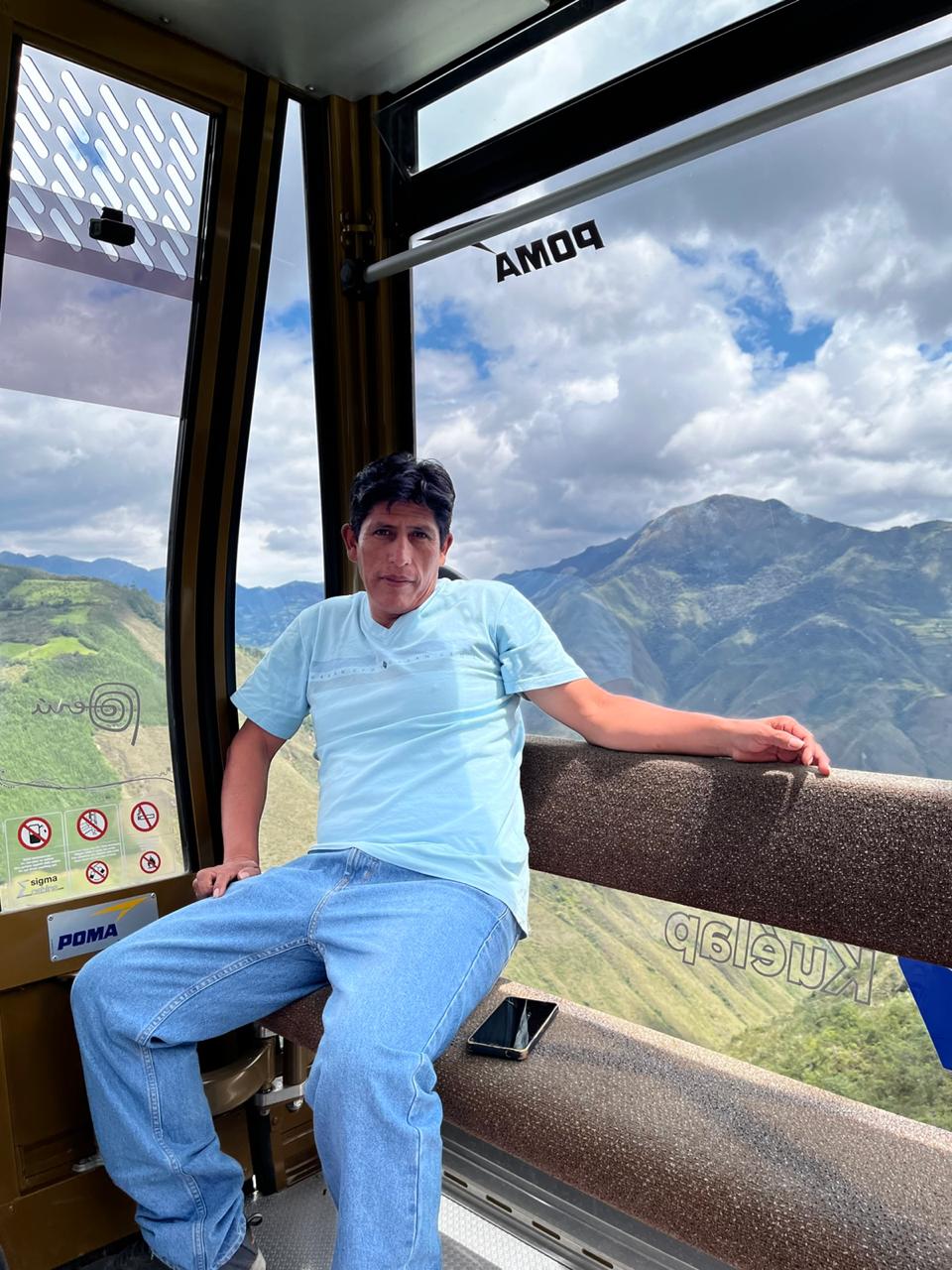 Hipólito en un teleférico con montañas al fondo