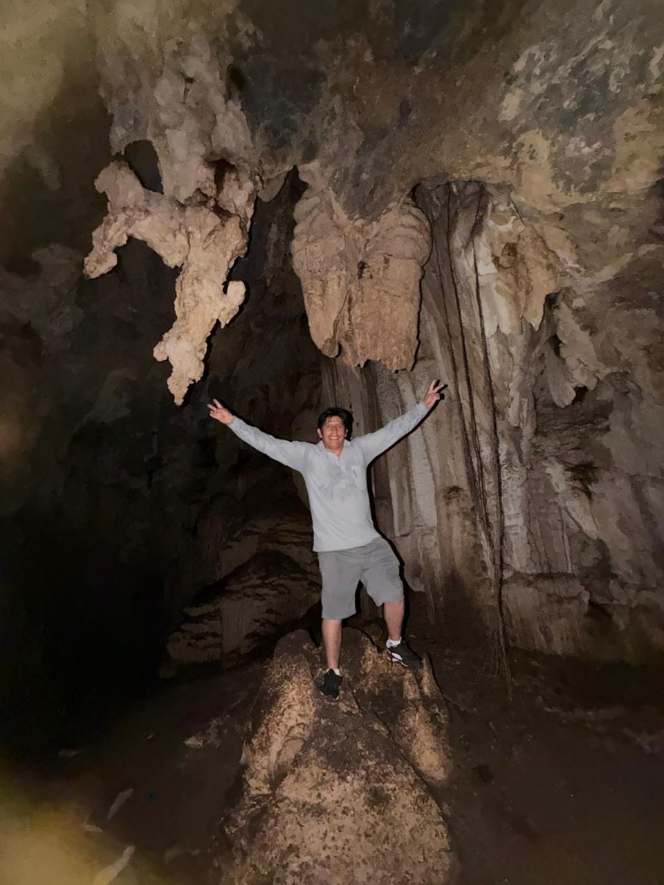 Hipólito explorando el interior de una cueva